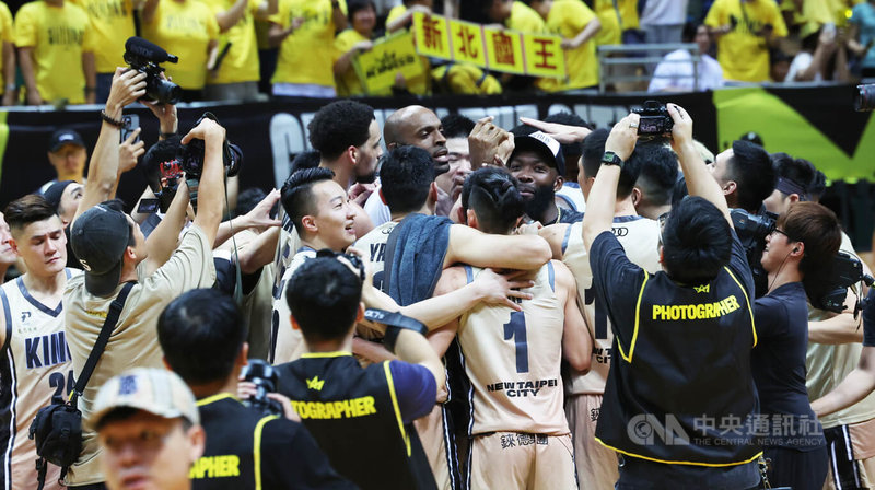 台灣職籃P.LEAGUE+新北國王17日在總冠軍賽第4戰擊敗桃園璞園領航猿,系列賽以3比1搶先聽牌,第5戰將於20日前進客場桃園市立綜合體育館。圖為國王球員在場中擁抱慶祝。中央社記者趙世勳攝 113年6月17日
