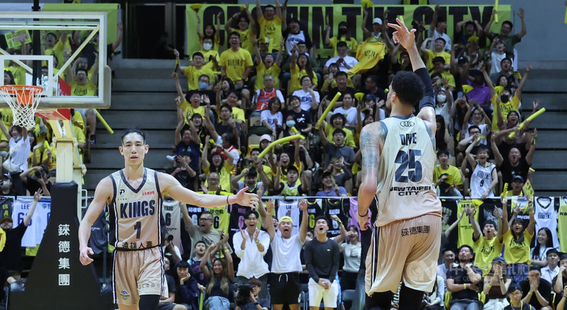 台灣職籃P.LEAGUE+總冠軍賽17日晚間在新莊體育館進行第4戰,由新北國王與桃園璞園領航猿交手,國王洋將奧帝(Austin Daye)(右背對者)進攻得分後,受到球迷熱烈歡呼。中央社記者趙世勳攝 113年6月17日