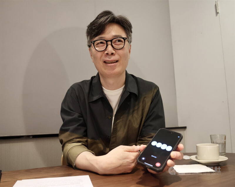 金英夏示範平時如何運用ChatGPT,雖然AI有時會文不對題,也能刺激作家的想像。中央社記者張皓安攝 113年6月17日