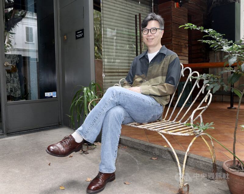 金英夏寫過一系列散文集,講述旅行的理由、讀小說的理由、文學與寫作的意義。他認為讀小說和旅遊一樣,都能見識各種不同的生活樣貌。中央社記者張皓安攝 113年6月17日