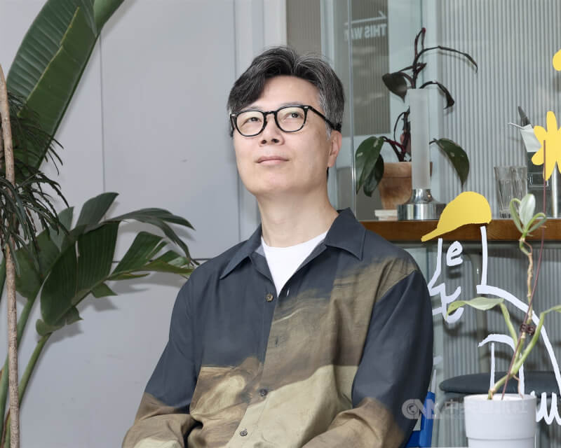 金英夏初出道時被視為叛逆、不尊重前輩的小夥子,如今已是韓國現代文學的代表人物。如果能回到過去,他想對當年的自己說:「金英夏,幹得好!不用管前輩講什麼,只要堅持自己想寫、想做的就好。」中央社記者張皓安攝 113年6月17日