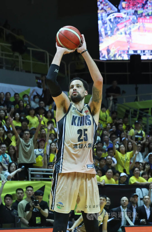台灣職籃P.LEAGUE+新北國王17日總冠軍賽第4戰,靠著洋將奧帝(Austin Daye)(圖)挺身而出、狂轟28分,終場以90比82擊敗桃園璞園領航猿。中央社記者趙世勳攝 113年6月17日