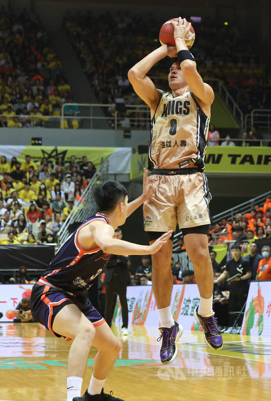 台灣職籃P.LEAGUE+總冠軍賽17日晚間進行第4戰,繼續由新北國王交手桃園璞園領航猿,國王陣中楊敬敏(右)上半場個人拿下6分,助隊以49比48暫居領先。中央社記者趙世勳攝 113年6月17日