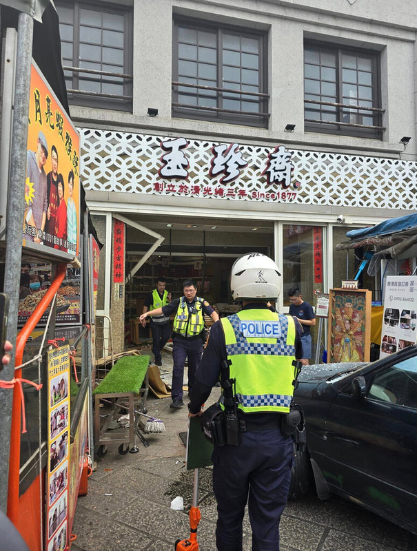 知名糕餅店玉珍齋位在彰化鹿港天后宮旁的廟口門市，17日下午被車輛衝撞店面，造成2人受傷送醫，警方獲報到場處理，車禍發生原因及經過仍在釐清中。（民眾提供）中央社記者吳哲豪傳真  113年6月17日