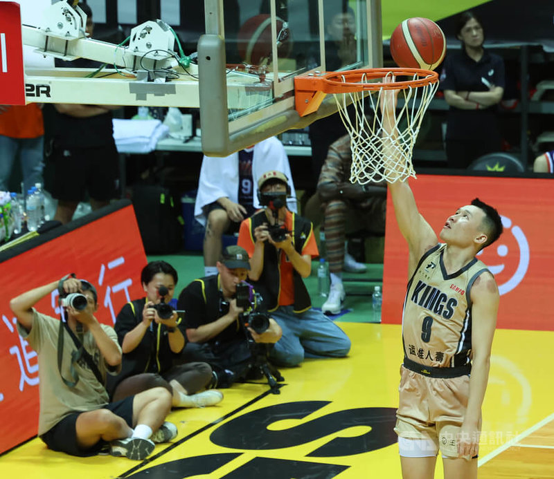 台灣職籃P.LEAGUE+ 新北國王隊17日在主場新莊體育館迎來總冠軍賽第4戰,繼續交手桃園璞園領航猿隊,國王陣中李愷諺(右)全場拿下15分,助隊以90比82,在系列賽中取得3比1聽牌優勢。圖為李愷諺場上持球進攻。中央社記者趙世勳攝 113年6月17日