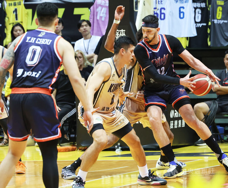 台灣職籃P.LEAGUE+總冠軍賽17日晚間在新莊體育館進行第4戰,本季獲選年度最佳洋將的桃園璞園領航猿沃許本(Jason Washburn)(右)貢獻19分。中央社記者趙世勳攝 113年6月17日