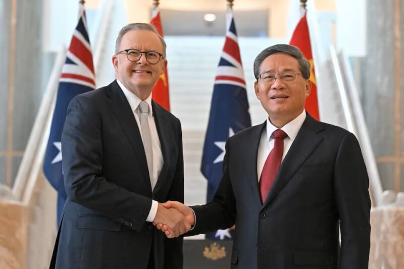 中国总理李强（右）17日与澳洲总理艾班尼斯（左）在澳洲首都坎培拉会面。（MICK TSIKAS/Pool via 路透社）