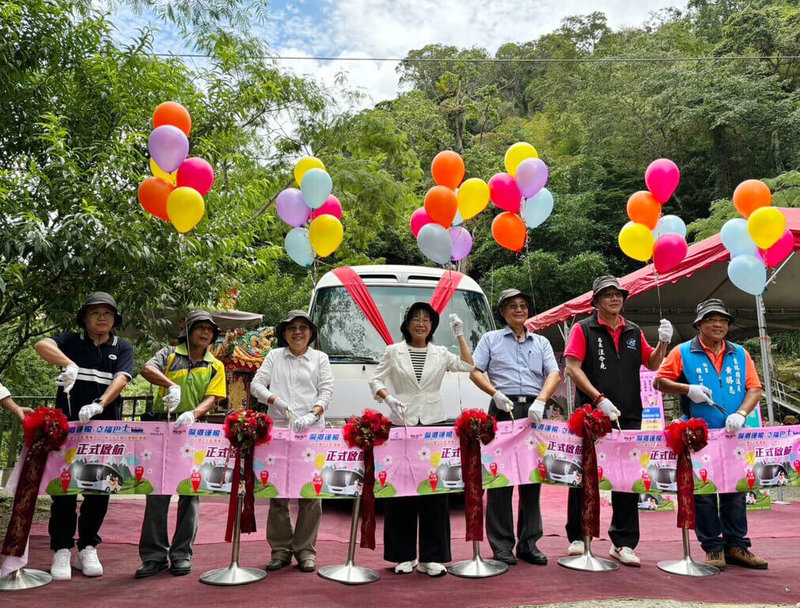 雲林縣交通工務局18日在古坑鄉九芎公廟舉辦幸福巴士通車記者會，雲林縣副縣長謝淑亞（中）、古坑鄉長林慧如（左3）等人一同宣布「205號幸福巴士，出發」。（彰化縣政府提供）中央社記者姜宜菁傳真  113年6月18日