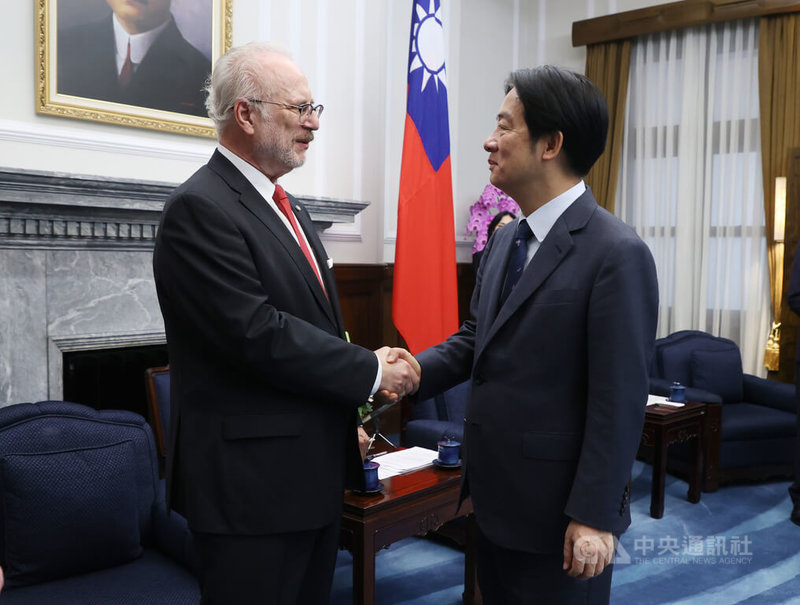 總統賴清德(右)18日上午在總統府接見華府智庫大西洋理事會「跨大西洋高階訪問團」,與拉脫維亞前總統李維茲(Egils Levits)(左)握手致意。中央社記者鄭傑文攝 113年6月18日