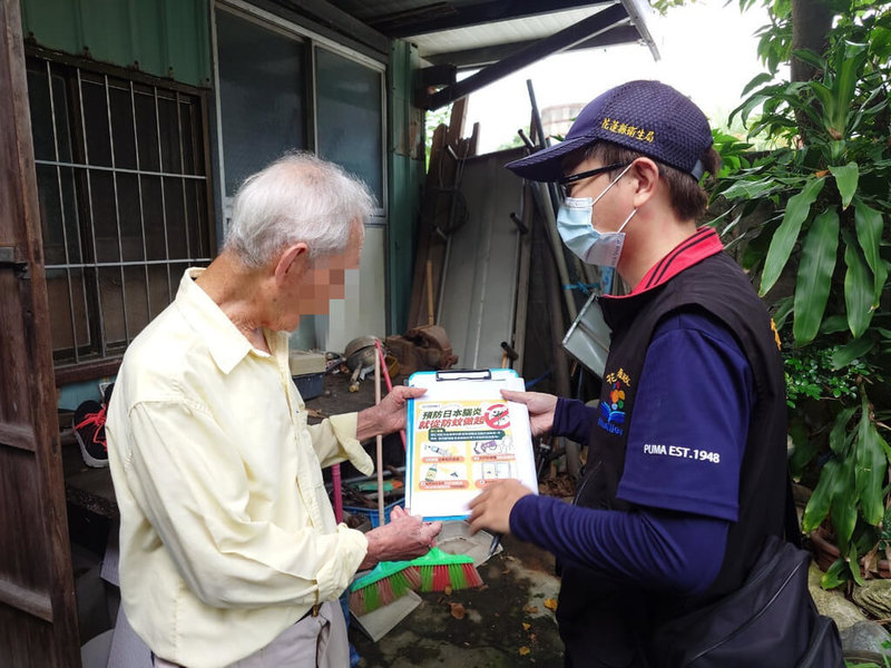 花蓮出現今年首例本土日本腦炎確診病例，衛生單位已至個案居住地周邊進行防治措施，加強民眾衛教宣導。（花蓮縣衛生局提供）中央社記者李先鳳傳真  113年6月18日