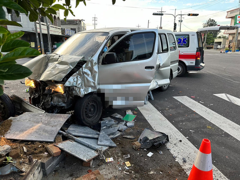 嘉義縣東石鄉永屯村18日清晨發生車禍，小貨車與休旅車相撞，休旅車失控再撞擊永屯村的地標，車頭全毀，也導致地標毀壞，車禍造成1死3傷。（嘉義縣消防局提供）中央社記者蔡智明傳真  113年6月18日