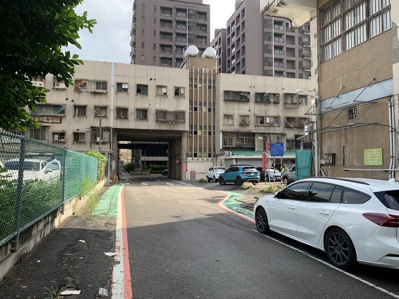 台中市北區五權路的中央市場民國66年啟用至今已服務近半世紀,市府將收回市場基地進行都市計畫變更,經發局18日表示,中央市場收回攤鋪位作業,截至目前已有175席完成,繳回比率達7成,受理期限為6月30日,提醒使用人盡早完成申請與搬遷。(台中市政府提供)中央社記者郝雪卿傳真 113年6月18日