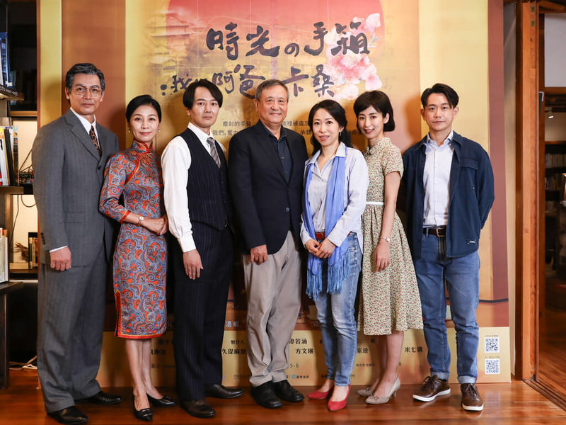 舞台劇「時光の手箱：我的阿爸和卡桑」3度加演，18日舉辦媒體茶敘，演員伊正（左起）、方文琳、蔭山征彥、監製李崗、演員一青妙、大久保麻梨子、陳家逵出席。（財團法人影想文化藝術基金會提供）中央社記者葉冠吟傳真  113年6月18日