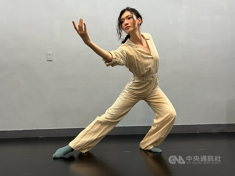 林靖嵐聽障舞蹈團團長林靖嵐帶著團員到各地表演,她說,舞團成立之初許多人不看好,說舞蹈團很快就會解散,閒言閒語圍繞著她;林靖嵐表示,「不要想太多,往前衝,碰到問題就打敗它」。中央社記者楊侃儒攝 113年6月18日