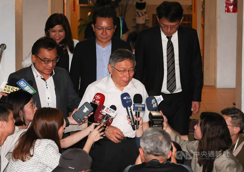 台灣民眾黨主席柯文哲(中)18日晚間前往立法院康園餐廳與立法院長韓國瑜進行餐敘,現場未回應媒體提問。中央社記者趙世勳攝 113年6月18日