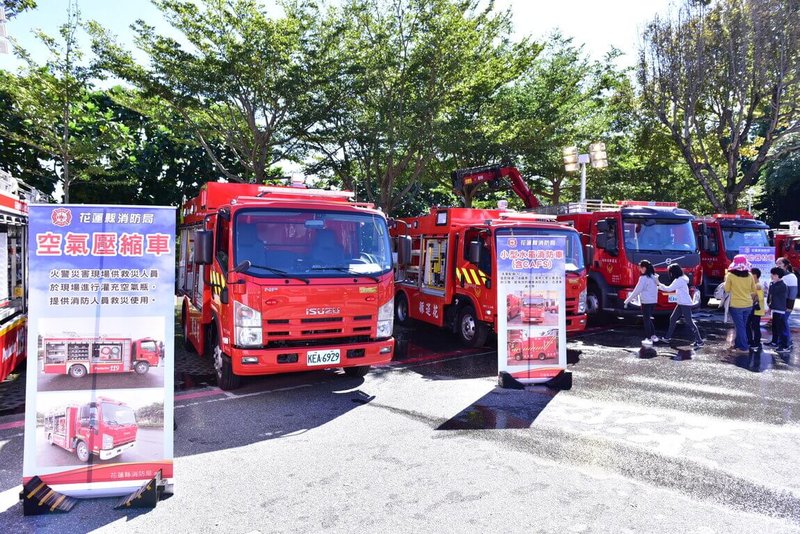 東華大學理工一館化學實驗室因403地震起火延燒，花蓮縣消防局泡沫式化學消防車無法處理禁水性物質災害，為此縣府向中央爭取經費，添購乾粉化學消防車。圖為2019年花蓮縣消防局展示新購消防車輛。中央社記者李先鳳攝  113年6月18日