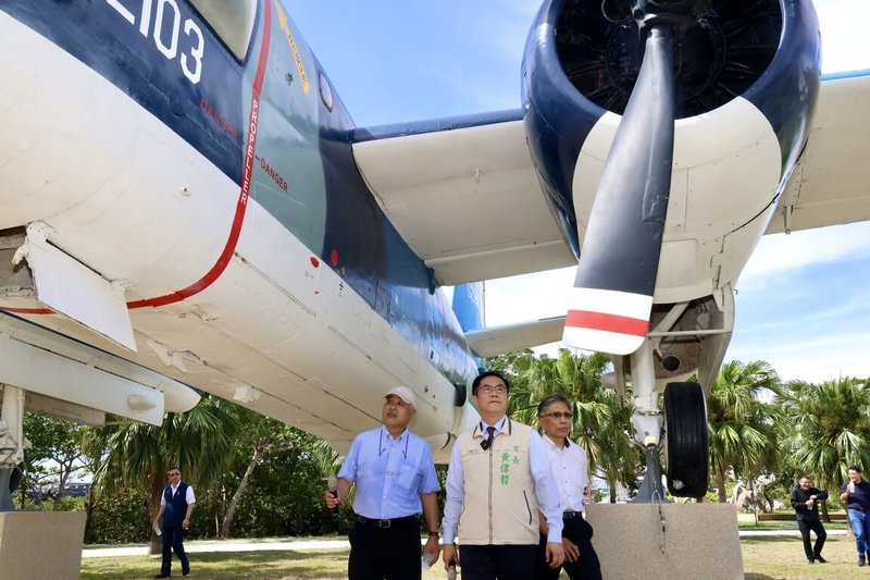 台南市安平港濱歷史公園預定陳設6架除役軍機，7月底將全數組裝完成，台南市長黃偉哲（中）18日前往視察。（台南市政府提供）中央社記者張榮祥台南傳真  113年6月18日