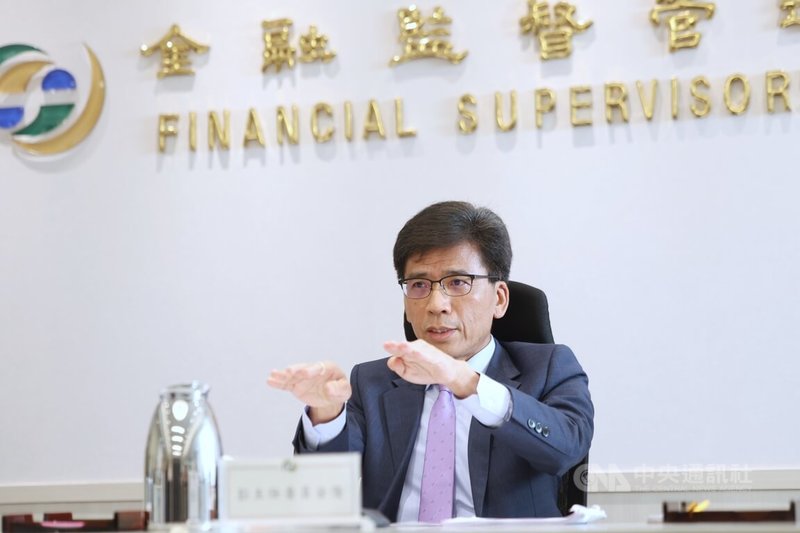 國內壽險業對於2026年接軌IFRS 17及TW-ICS出現雜音，金管會主委彭金隆接受媒體聯合專訪表示，將如期於2026年推動保險業雙接軌，但會善用在地化及過渡性2大工具，協助產業往好的方向前進。至於15年過渡期是否考慮拉長，他直言「15年已給很長時間」。中央社記者趙世勳攝 113年6月18日