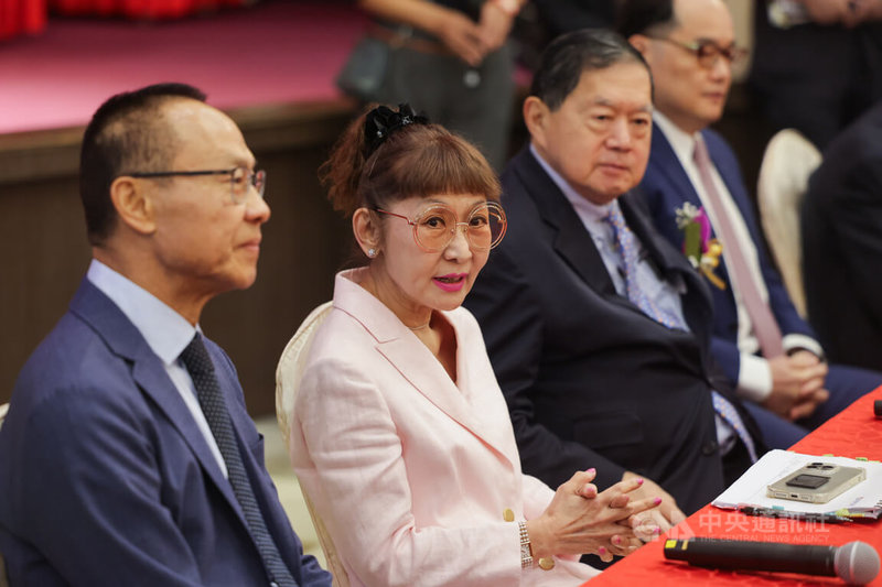 對於遠百是否考慮跟隨台積電在台設廠腳步擴點，遠百總經理徐雪芳（左2）18日表示，高雄、台南、嘉義等地都有遠百，只是規模沒那麼大，未來會考慮擴大。中央社記者裴禛攝  113年6月18日