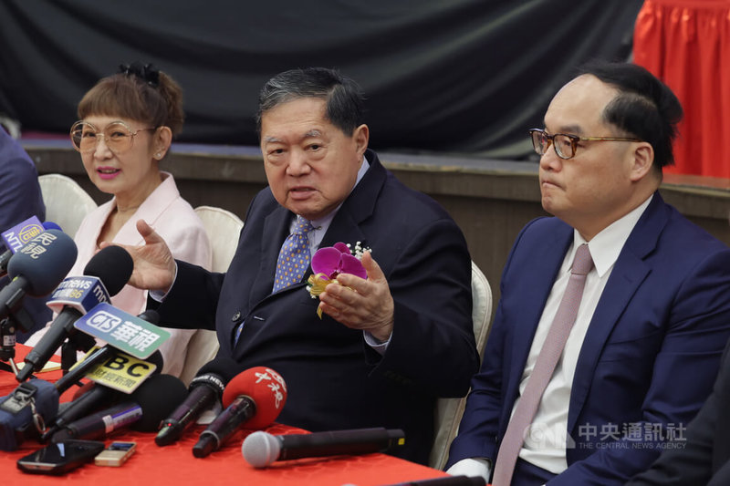 遠東百貨18日召開股東常會,董事長徐旭東(中)會後受訪表示,對零售業發展深具信心,儘管透過電商也可以購物,但仍看好實體零售的「消費體驗」特質,這方面也會加強投資,集團也會繼續開店滿足市場需求,但實際規模會多大暫無法預估。中央社記者裴禛攝 113年6月18日