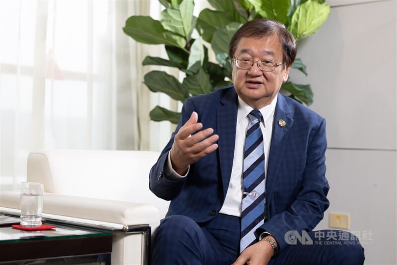 家庭醫學科醫師背景出身的衛福部長邱泰源認為,健保改革絕對要伴隨醫政改革,才可能成為建立「健康台灣」的基石,其中健全家庭醫師制度是關鍵,已有許多研究指出,家庭醫師及社區醫療群投入更多資源,不僅能減少社會對疾病的擔心,增加落實預防保健措施,更減少後端醫療費用。中央社記者翁睿坤攝 113年6月18日