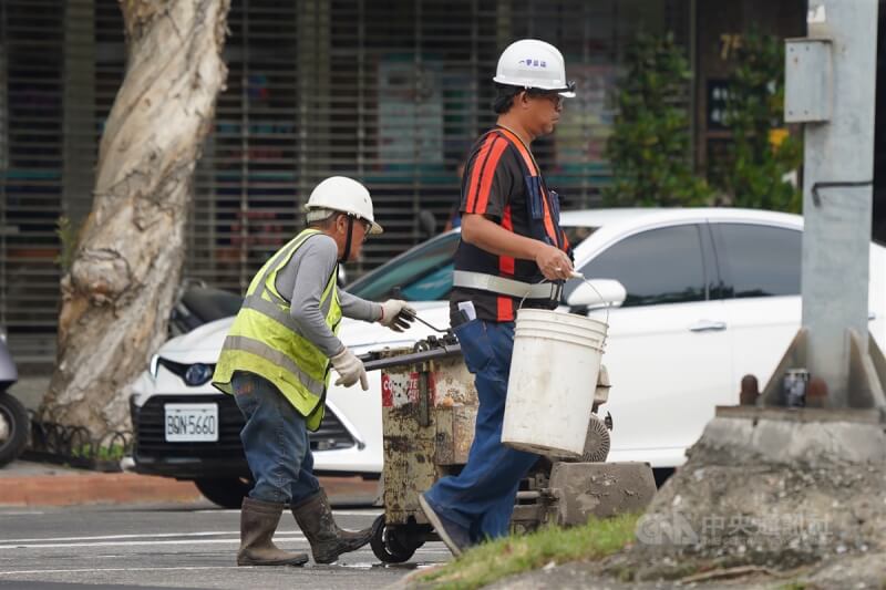 圖為北市士林區道路施工人員。（中央社檔案照片）