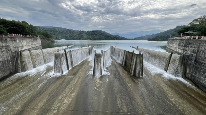 鯉魚潭水庫今年最低蓄水率一度跌至32.8%，經春雨及梅雨挹注，水位持續攀升達滿水位，在暌違250天後重現獨特鋸齒堰溢流瀑布美景。（民眾提供）中央社記者管瑞平傳真 113年6月18日