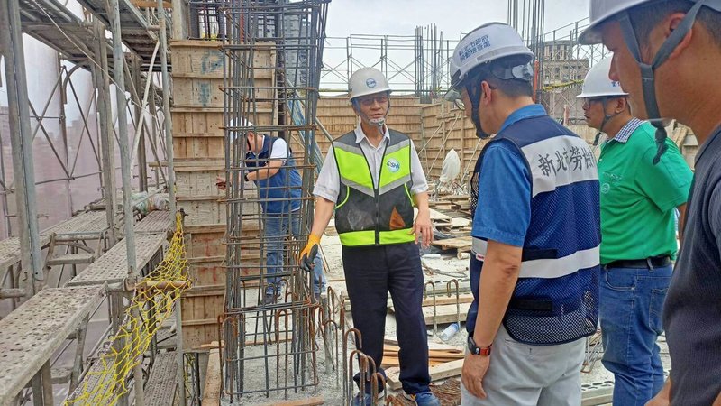 新北市林口區1處建案連2年發生勞工墜樓職災案件，勞動部職業安全衛生署副署長朱金龍（前左）17日率隊並偕同新北市政府工務局及勞動檢查處人員前往工地進行全面檢查。（職安署提供）中央社記者吳欣紜傳真  113年6月18日