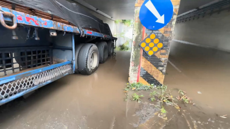 基隆市18日下午降下雷雨，七堵區堵南街一處鐵道涵洞排水不及，積水約50公分，一輛拖板車強行通過拋錨，駕駛已通知公司派遣車輛前來救援。（讀者提供）中央社記者王朝鈺傳真  113年6月18日