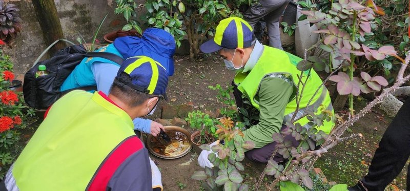 台中市衛生局表示，近期高溫且連續降雨，是登革熱病媒蚊容易繁殖的季節，市府防疫團隊執行病媒蚊密度調查，發現積水容器有增加情形。（中市府提供）中央社記者趙麗妍傳真  113年6月18日