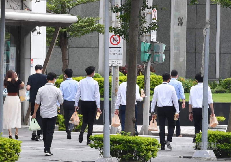 圖為台北市內湖科技園區中午用餐時間上班族。（中央社檔案照片）