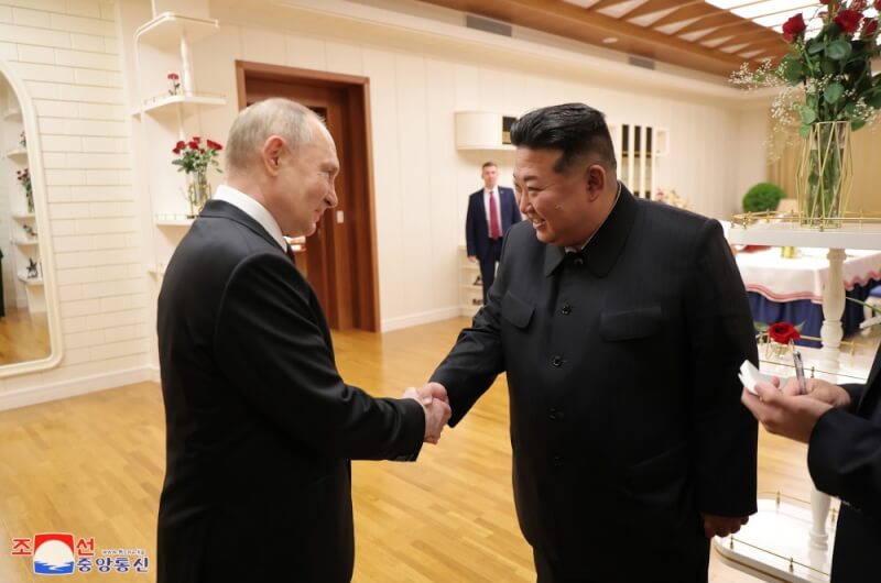 俄羅斯總統蒲亭（左）19日訪平壤，和北韓國家領導人金正恩（右）熱情握手。（圖取自北韓中央通信社網頁kcna.kp）
