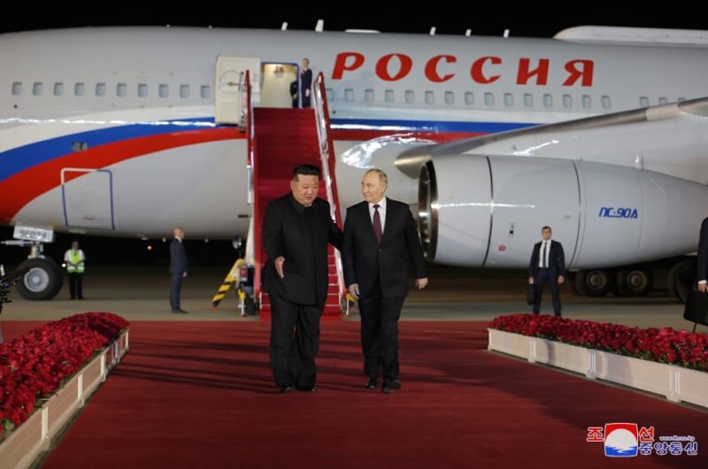 俄羅斯總統蒲亭（右）19日抵北韓訪問，北韓領導人金正恩（左）熱情迎接。（圖取自北韓中央通信社網頁kcna.kp）