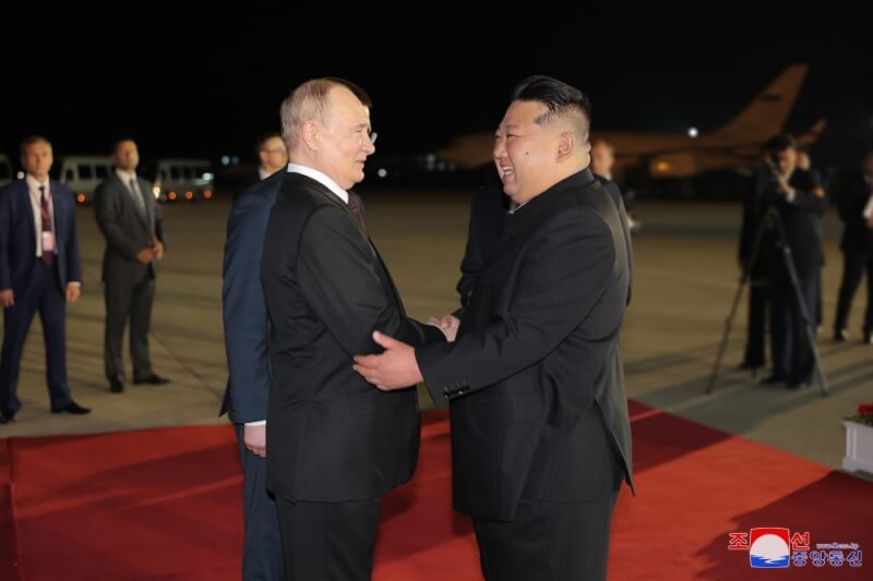 俄羅斯總統蒲亭（左）19日抵北韓訪問，北韓領導人金正恩（右）熱情迎接。（圖取自北韓中央通信社網頁kcna.kp）