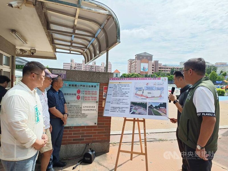 台中市大甲區東陽國小門口為下坡路段,且只有人行道標誌,為維護學童通學安全,民進黨籍市議員施志昌(左)邀集相關單位會勘,將進行工程改善,規劃增設實體人行道等。中央社記者趙麗妍攝 113年6月19日