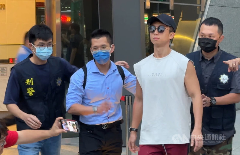 藝人狄鶯和孫鵬的兒子孫安佐(右2)日前攜瓦斯火槍現身引議,19日警方訊後約在晚間6時許將孫安佐移送北檢複訊,他則全程不發一語。中央社記者黃麗芸傳真 113年6月19日