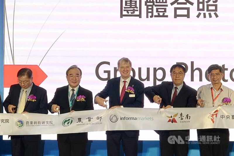 第8屆亞太區農業技術展覽暨會議在大台南會展中心舉行,農業部次長胡忠一(左2)、台南市長黃偉哲(右2)等人19日出席開幕儀式。中央社記者楊思瑞攝 113年6月19日