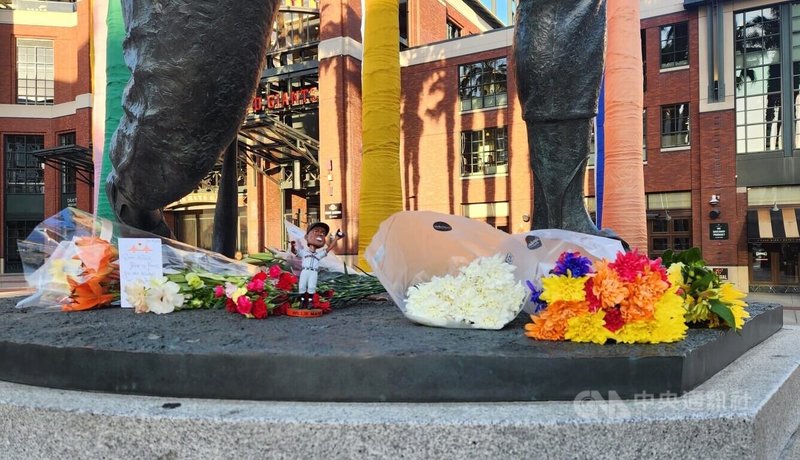 被喻为史上最伟大棒球员之一的MLB巨人队球星梅斯（Willie Mays）18日辞世，旧金山市民和巨人球迷纷纷前往球场，在他的雕像前献上花束表达追思。中央社记者张欣瑜旧金山摄 113年6月19日