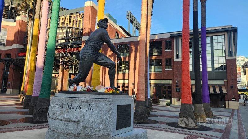 MLB巨人隊傳奇名人堂外野手梅斯（Willie Mays）18日辭世，效力巨人隊20年的他與舊金山關係密不可分。圖為梅斯雕像。中央社記者張欣瑜舊金山攝 113年6月19日