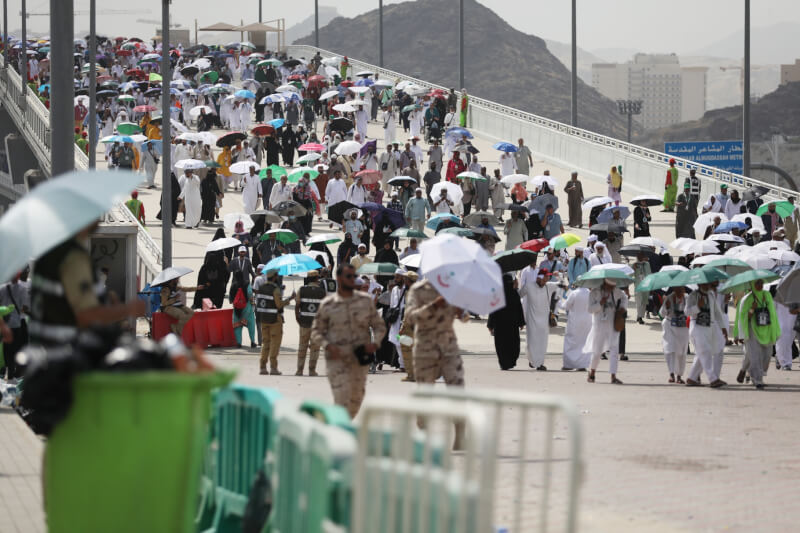 6月17日穆斯林前往沙烏地阿拉伯麥加朝覲，許多人撐傘遮陽。（安納杜魯新聞社）