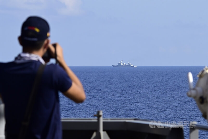 圖為4月菲律賓海軍在船塢登陸艦「南納卯號」上拍攝中國軍艦照片。（中央社檔案照片）