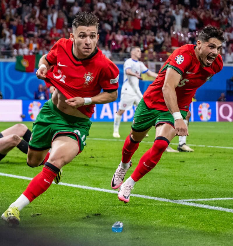 葡萄牙足球新星孔塞桑（左）18日在歐國盃賽事中幫助球隊逆轉獲勝。（圖取自x.com/EURO2024）