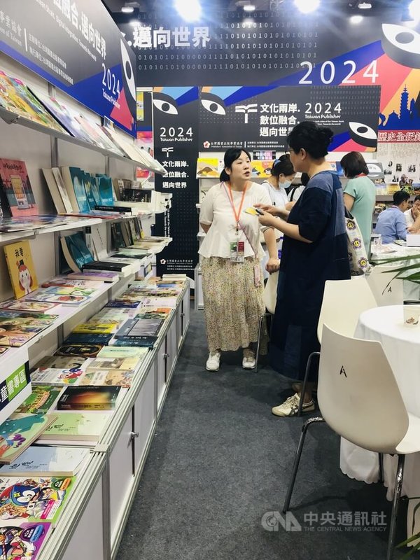第30屆北京國際圖書博覽會19日在北京國家會議中心揭幕。來自台灣的各種參展圖書吸引了本地出版業者和讀者的青睞。中央社記者周慧盈北京攝 113年6月19日
