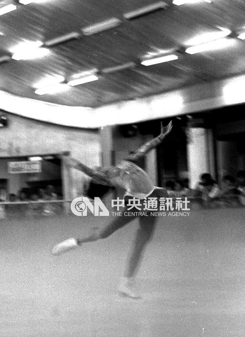 旅美華裔女子花式滑冰好手陳婷婷，在台北市中央冰宮與國內男女滑冰好手們作示範表演。中央社記者馮國鏘攝　73年6月18日