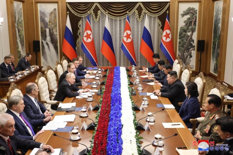 俄羅斯總統蒲亭（左排中間）與北韓領袖金正恩（右排中間）簽署「全面戰略夥伴關係條約」。（圖取自北韓中央通信社網頁kcna.kp）