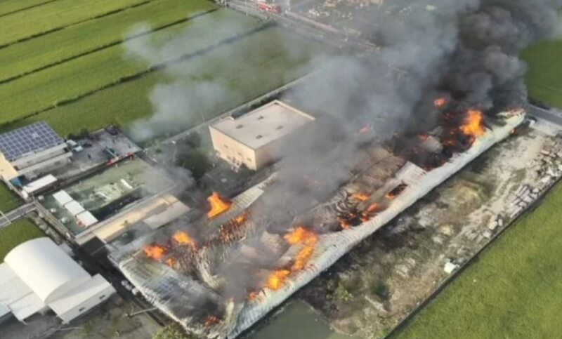 彰化縣鹿港鎮一間家具工廠20日下午發生大火，由於廠內堆置不少易燃物，火勢一發不可收拾，濃煙蔽天。（民眾提供）中央社記者吳哲豪傳真 113年6月20日