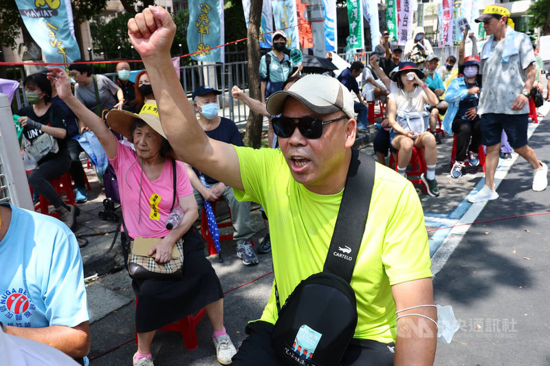 台灣公民陣線等多個公民團體20日在立法院外發起集結行動反國會濫權，儘管天氣炎熱，仍有許多民眾到場響應支持。中央社記者王騰毅攝 113年6月20日