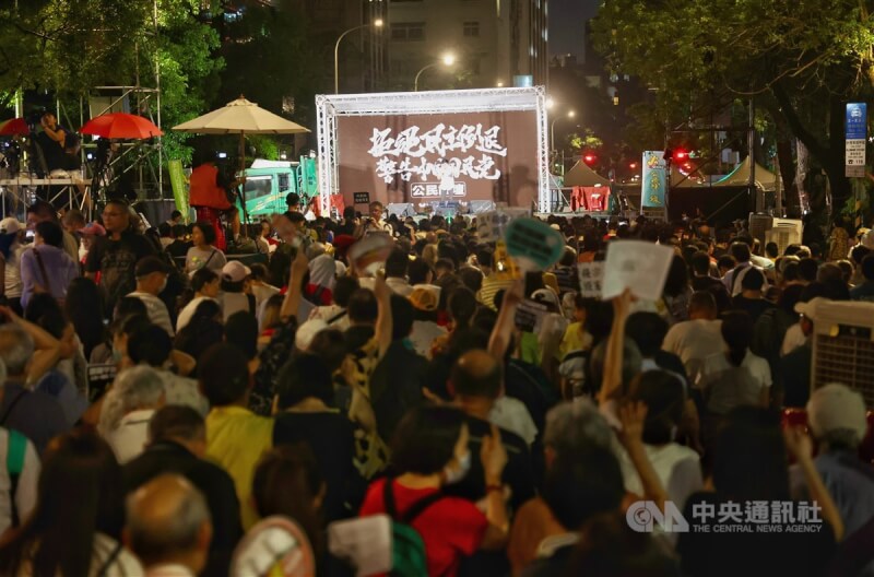 台灣公民陣線、經濟民主連合等公民團體發起「公民反國會濫權 重返立法院集結」行動，20日第2天晚間持續在立院外舉辦公民論壇，入夜後現場人潮也變多。中央社記者張皓安攝 113年6月20日