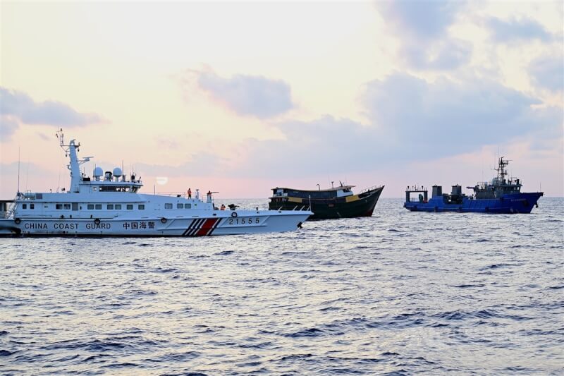 中國海警和民兵船3月23日攔阻菲律賓補給船（中）前往仁愛暗沙。（中央社檔案照片）