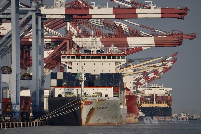 經濟部20日公布5月外銷訂單金額為488.9億美元，年增7%。圖為停靠在高雄港區的貨櫃輪。（中央社檔案照片）